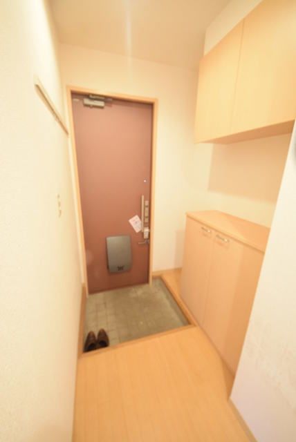 ウィスティリアCの玄関写真