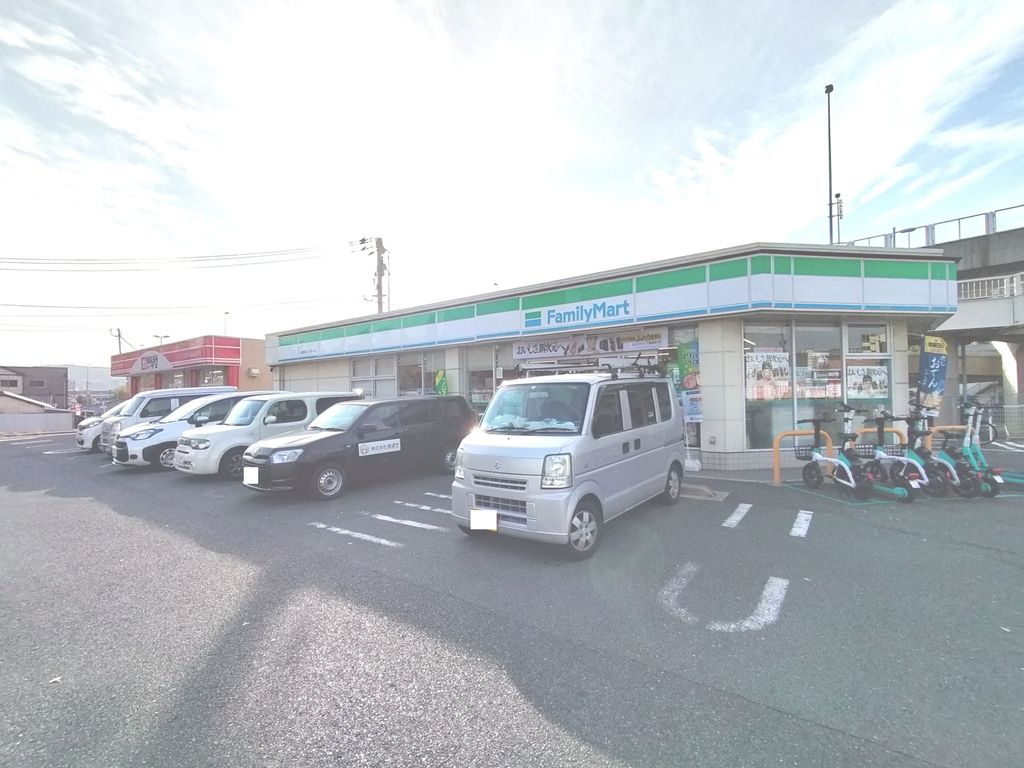 コンビニ　ファミリーマート 小倉紫川インター店（コンビニ）まで820m