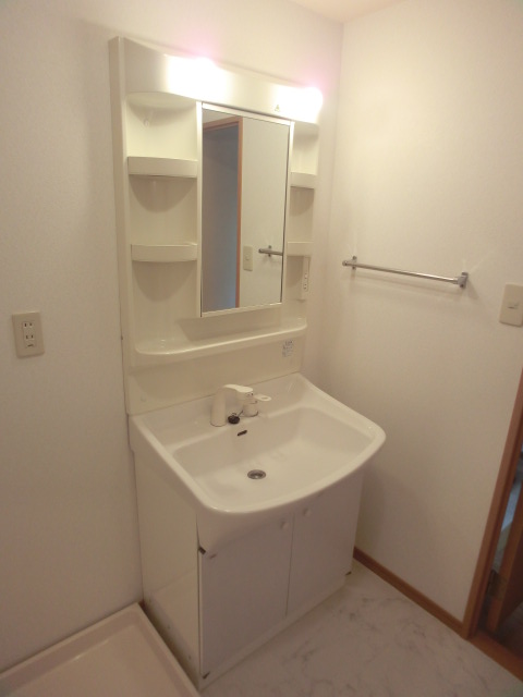 洗面設備　※入居中のため１号室の写真です。