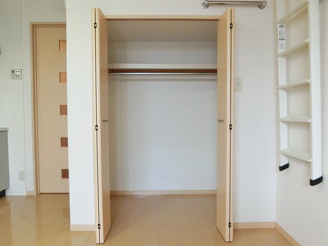 収納　洋服の収納に便利なハンガーパイプがございます。