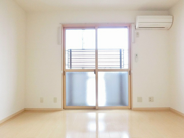 居室・リビング　南面8帖の洋室