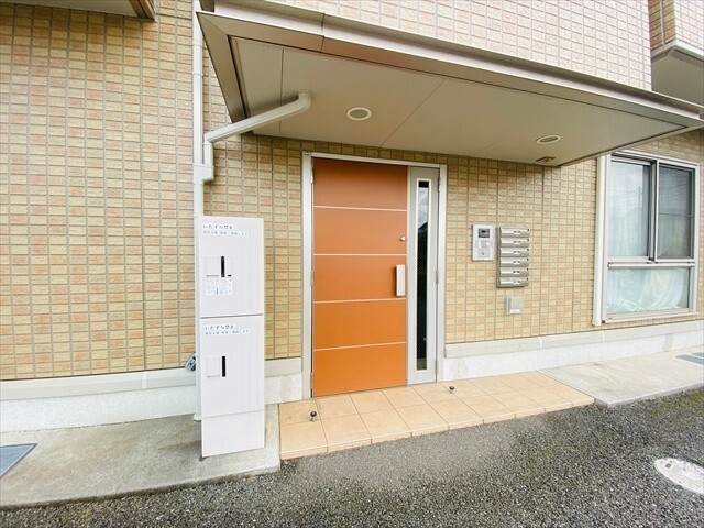 エントランス　同一建物内３０２号室内装写真転載