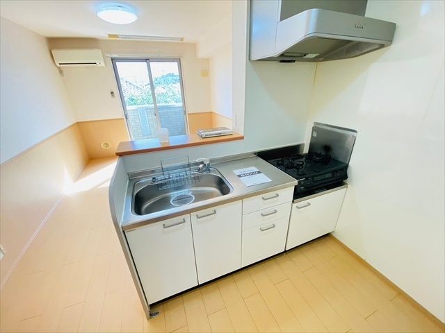 キッチン　同一建物内３０２号室内装写真転載