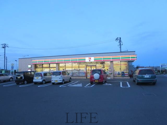 コンビニ　セブンイレブン札幌北郷4条店（コンビニ）まで300m