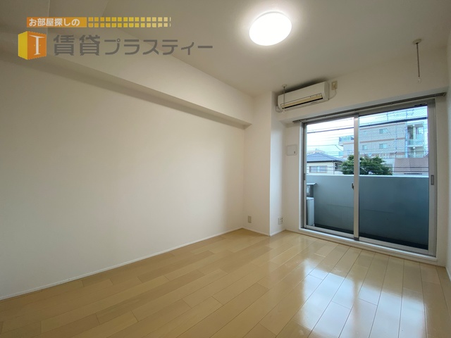 居室・リビング　白色基調の清潔感のあるお部屋。