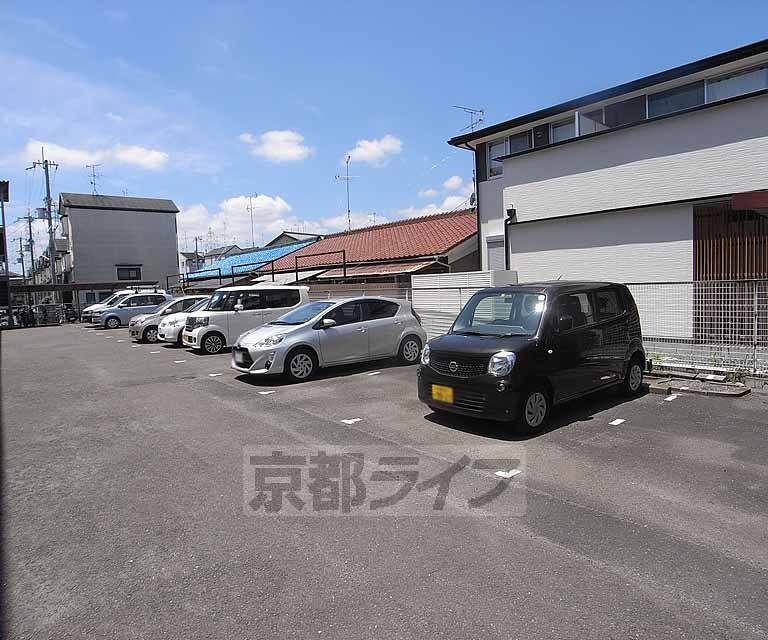 駐車場　駐車場もこれまた広い
