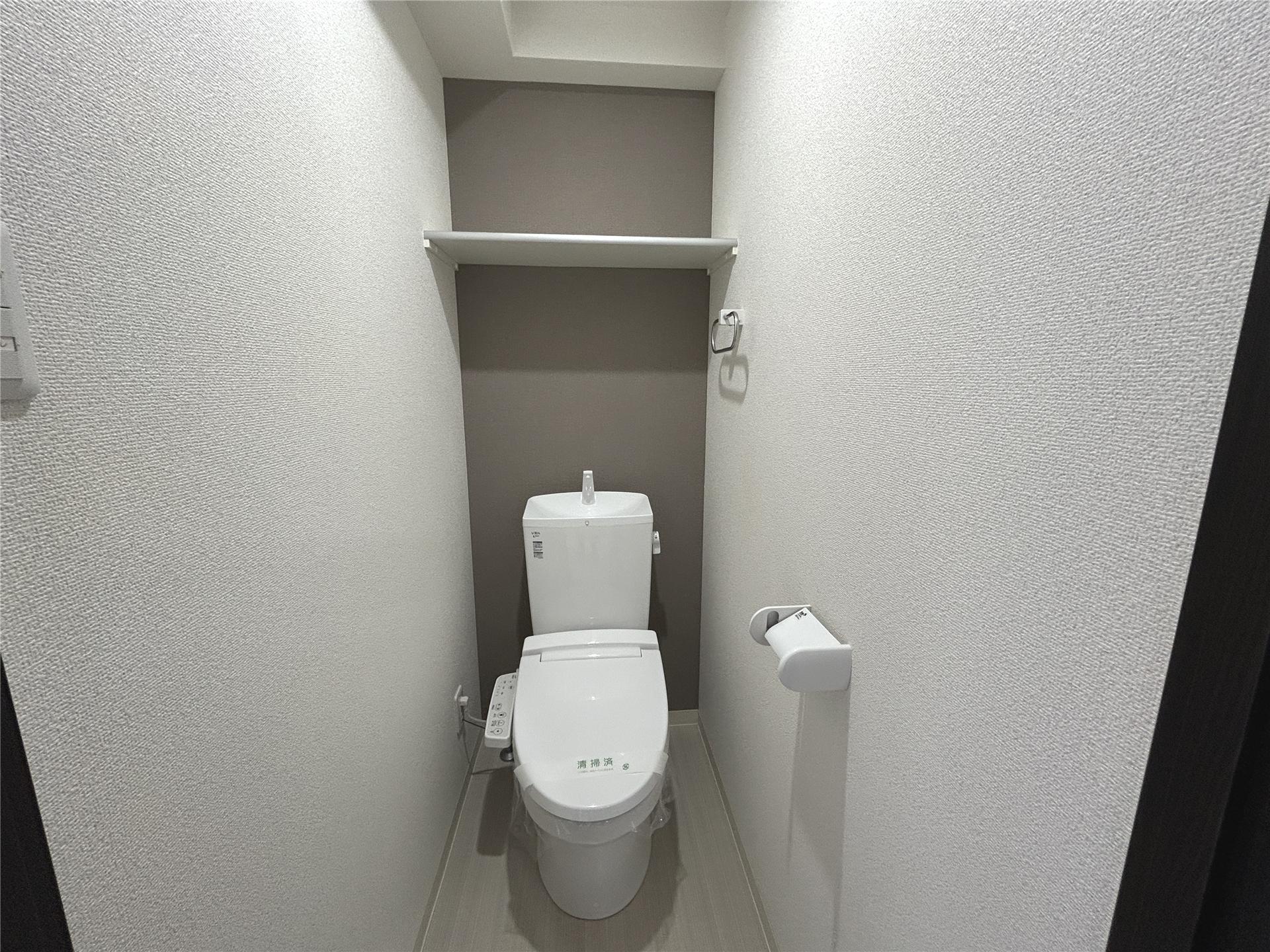 トイレ　棚付きのトイレです
