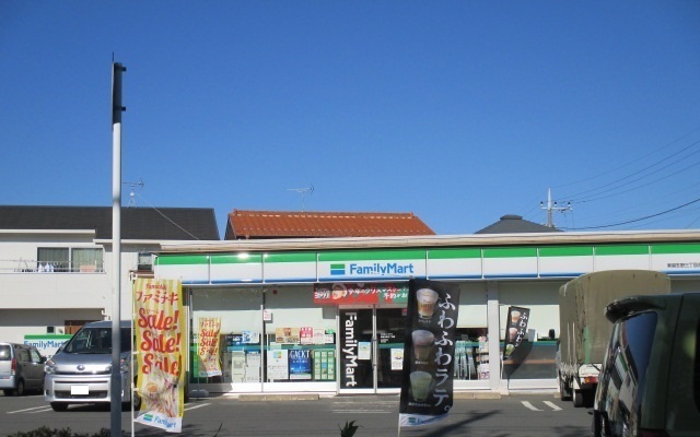 コンビニ　ファミリーマート（コンビニ）まで150m
