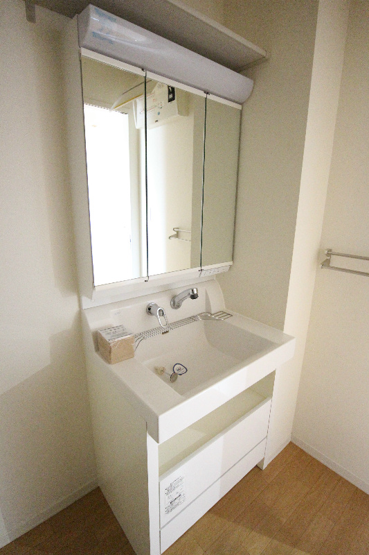 洗面設備　写真は同物件の別号室です。