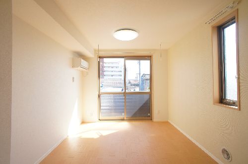 ＪＲ両毛線 伊勢崎駅 徒歩7分 2階建 築11年の居間写真
