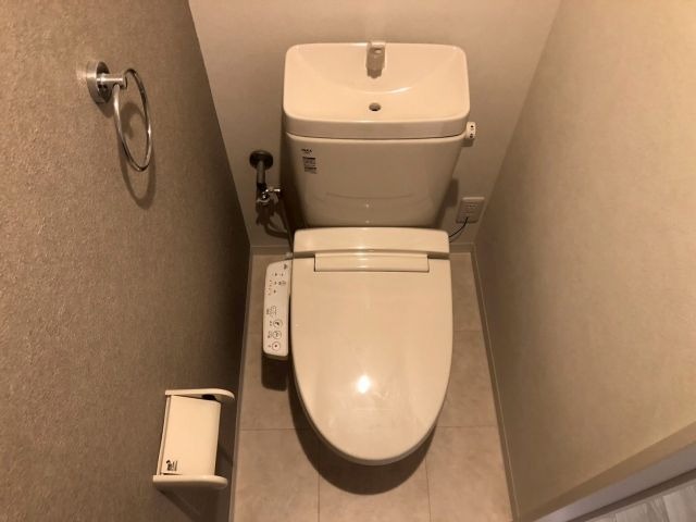 南海本線 石津川駅 徒歩4分 3階建 築3年のトイレ写真