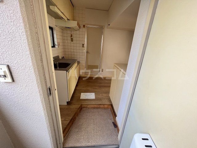 ＪＲ中央線 八王子駅 バス乗車時間：15分 最寄りバス停で下車 徒歩4分 3階建 築40年の玄関写真