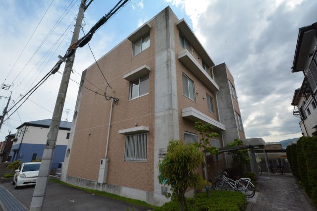 建物外観　宅配ボックス付きで不在時にも便利♪