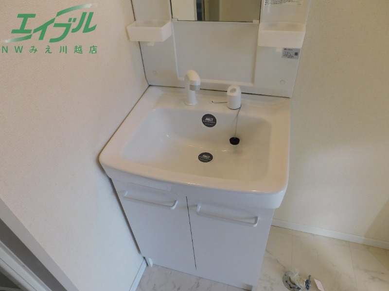 洗面設備　同型反転部屋写真です。