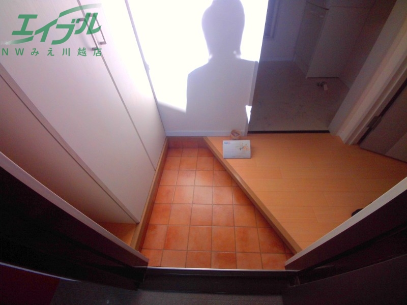 玄関　同型反転部屋写真です。