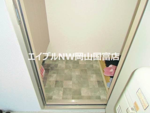 玄関　お洒落なタイル貼りの玄関です