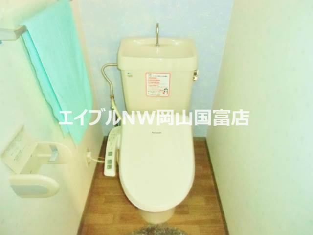 トイレ　上にはトイレットペーパーなど用品がおけます