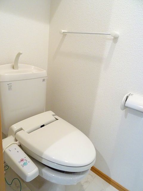 ＪＲ八高線 箱根ケ崎駅 徒歩8分 2階建 築19年のトイレ写真