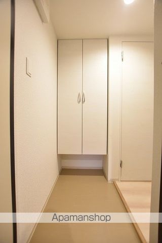 ＪＲ千歳線 苗穂駅 バス乗車時間：4分 最寄りバス停で下車 徒歩1分 5階建 築8年の玄関写真