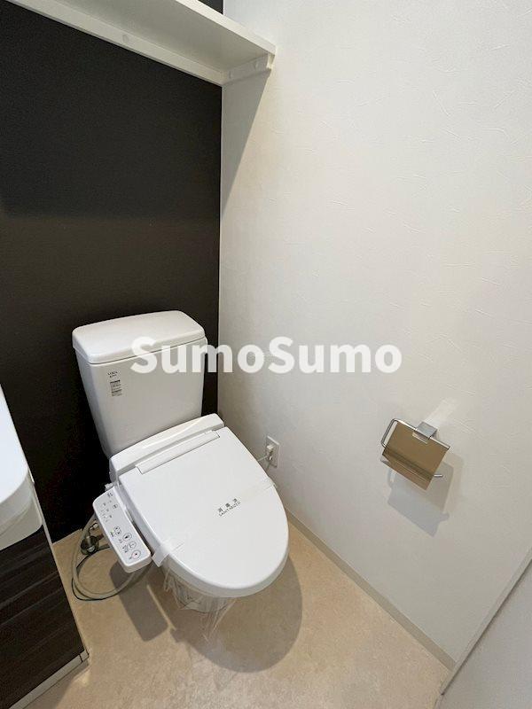 トイレ　落ち着いた色調のトイレです