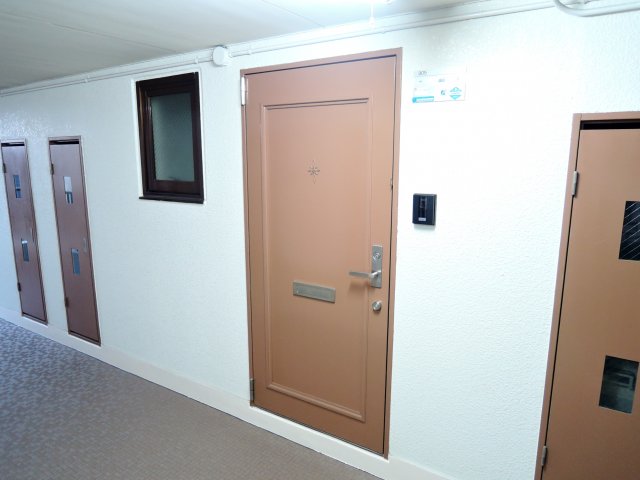 ＪＲ東海道本線 高槻駅 徒歩3分 4階建 築37年の玄関写真