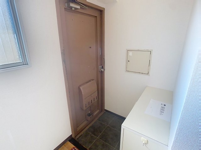 玄関　掲載写真は同型モデルを掲載しており実際のお部屋と仕様等が異な