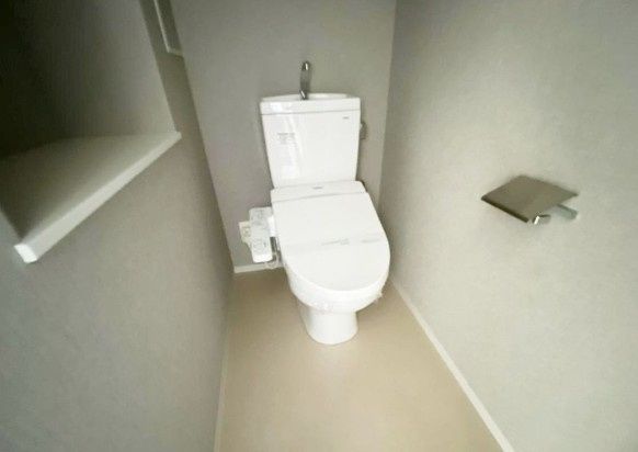トイレ　落ち着いた色調のトイレです