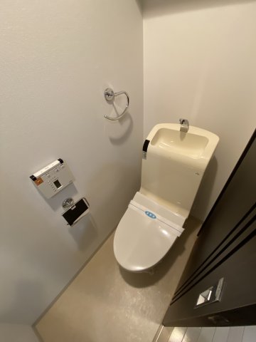 地下鉄御堂筋線 東三国駅 徒歩4分 9階建 築20年のトイレ写真