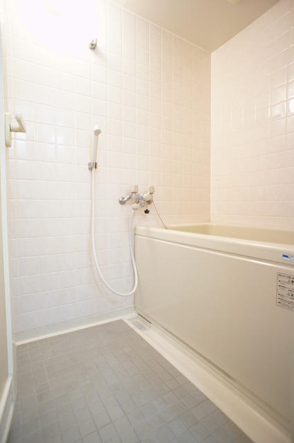 バス・シャワールーム　バス・トイレ別でゆったりと湯ぶねにもつかれます。