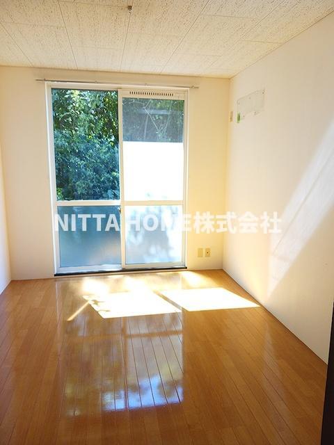 居室・リビング　１階の角部屋で小さなお子様連れにもオススメです☆