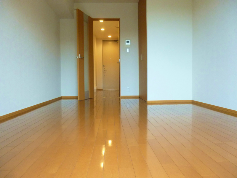 メープルガーデン松が岡の居間写真