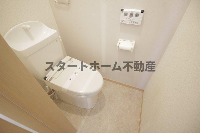 トイレ　落ち着いた色調のトイレです