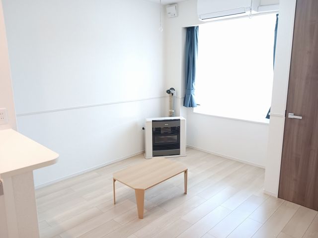 ブリッサ砂川 Yの居間写真
