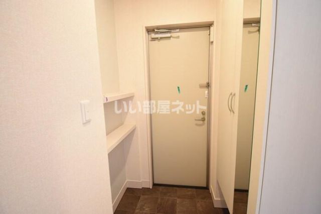 ユニヴェール B棟の玄関写真