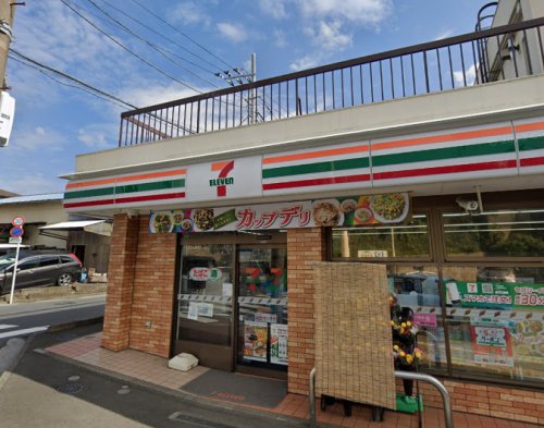 コンビニ　セブンイレブン（コンビニ）まで878m
