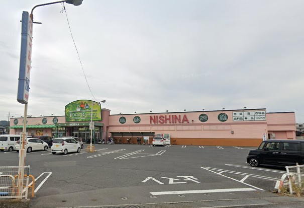 スーパー　ニシナフードバスケット西原店（スーパー）まで500m