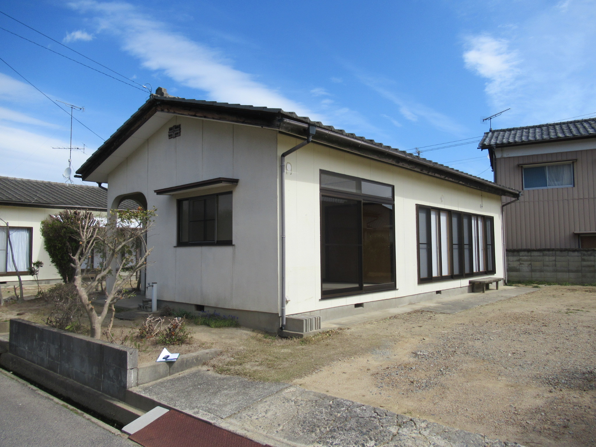 公園わき貸家の建物外観