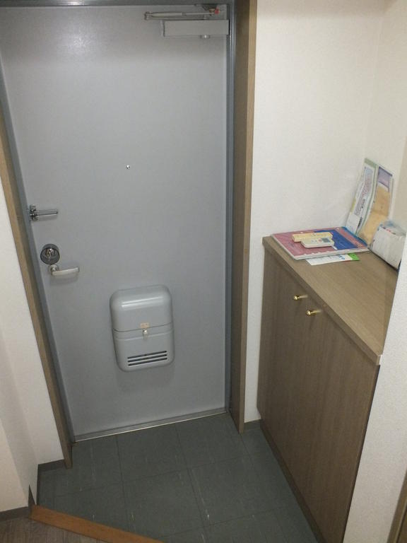 玄関　ゆったりとした玄関にシューズボックスあり