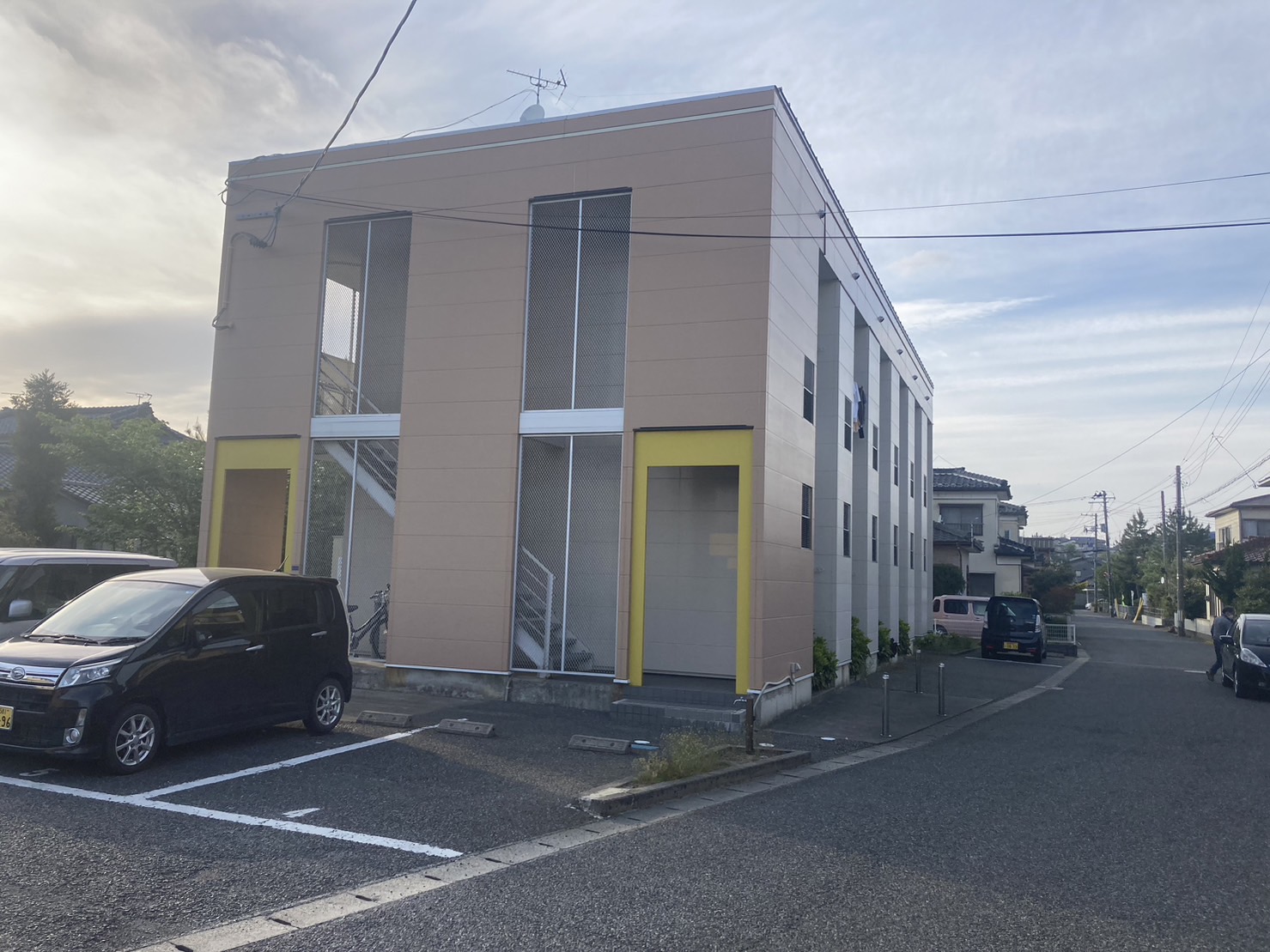 新潟市西区五十嵐中島のアパートの建物外観