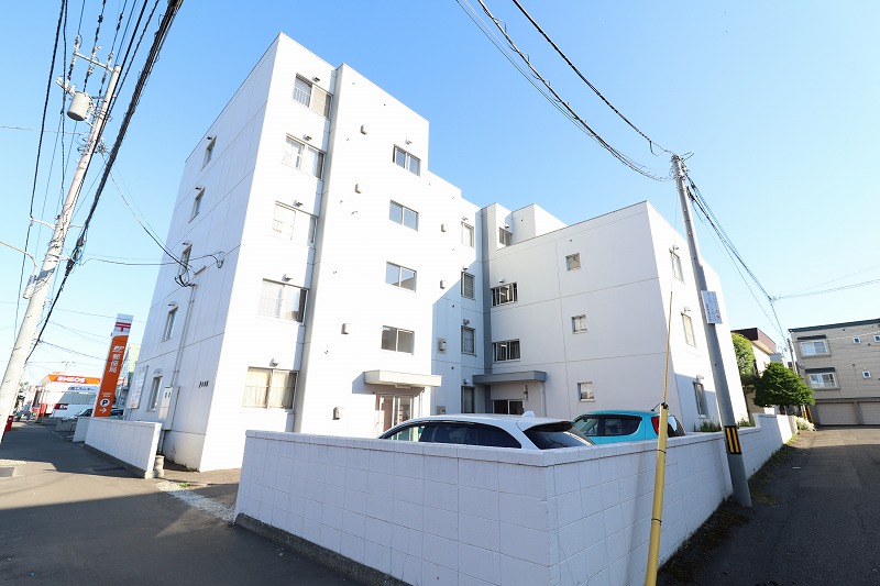 札幌市西区西野三条のマンションの建物外観