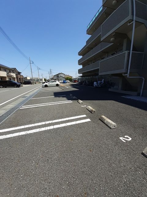 【高崎市上中居町のマンションの駐車場】