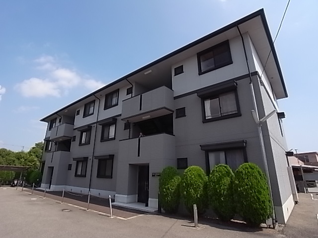加古川市平岡町山之上のアパートの建物外観