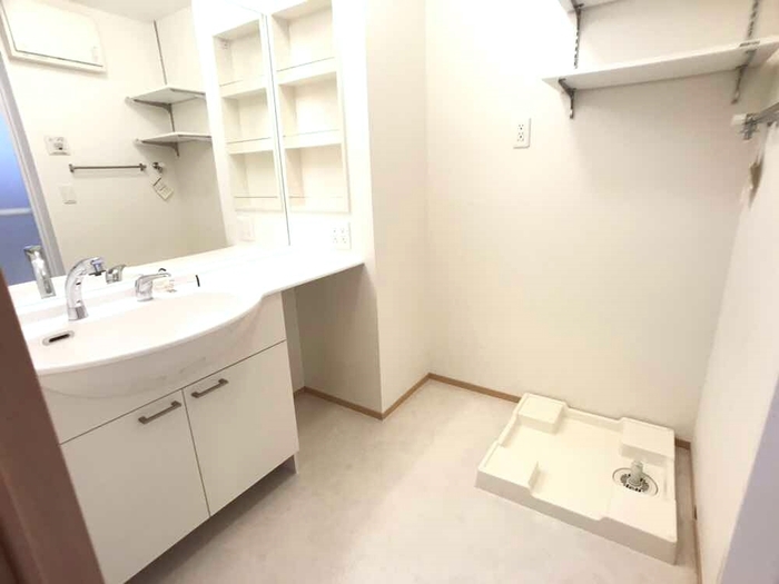 洗面設備　鏡の大きいカウンタータイプの洗髪洗面化粧台