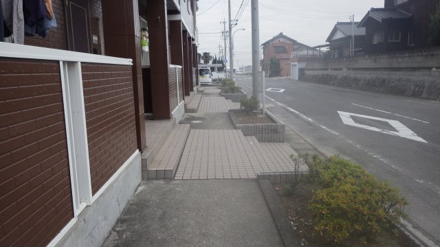 【碧南市日進町のアパートのエントランス】