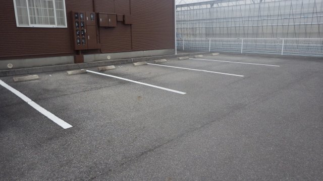 【碧南市日進町のアパートの駐車場】