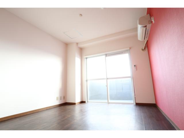 その他部屋・スペース　落ち着いた色調の寝室です