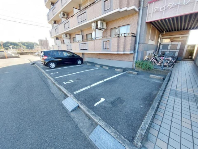 【松山市福音寺町のマンションの駐車場】