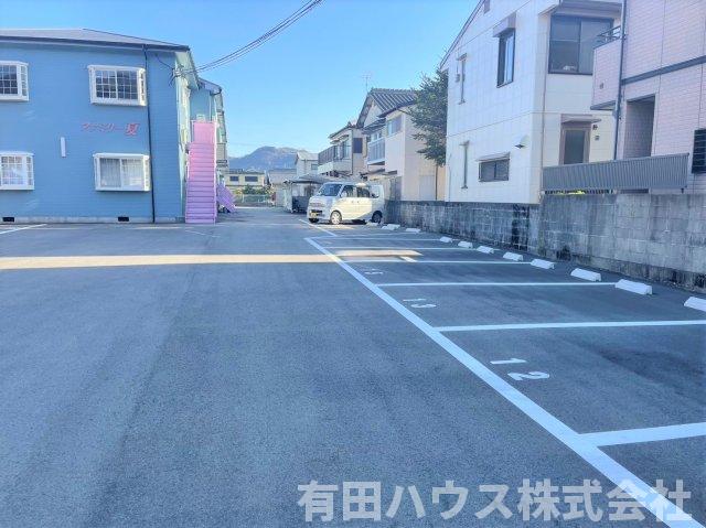 【ファミリー夏の駐車場】