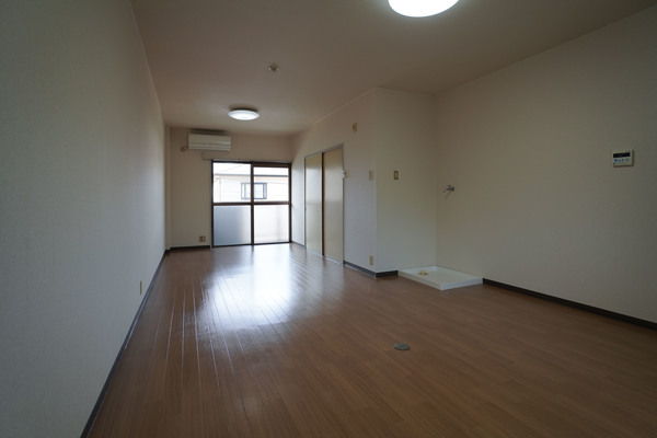 居室・リビング　同じ建物の別なお部屋