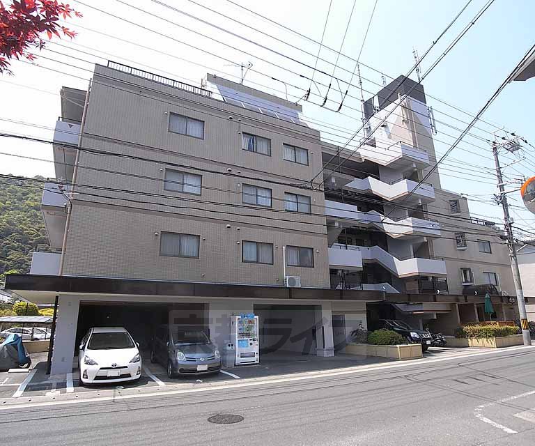 【ブエナビスタ嵐山の建物外観】